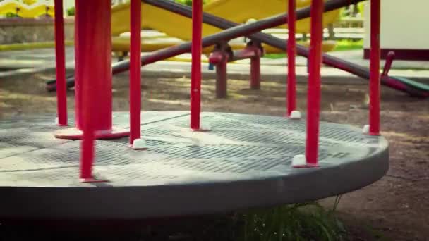 Игры на детской площадке — стоковое видео