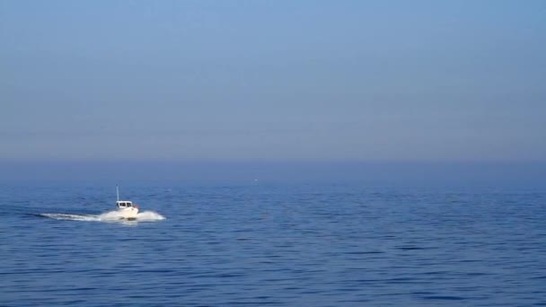 Tiro azul com um barco navegando no mar — Vídeo de Stock