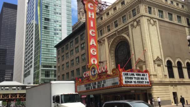 Carros em frente ao Teatro Histórico de Chicago — Vídeo de Stock