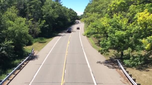 Coches pasan por debajo de un paso elevado — Vídeo de stock