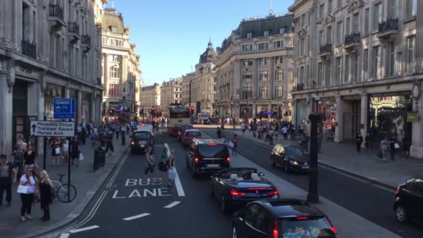 Multitudes y compradores en Oxford Street en Londres, Inglaterra — Vídeo de stock