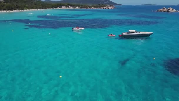 Keringő csónakok egy öbölben 4k — Stock videók