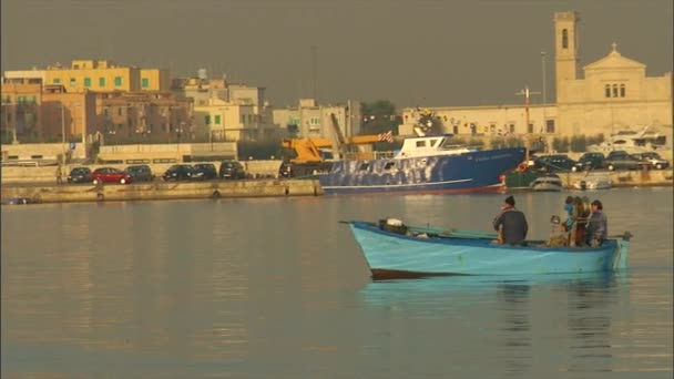 Italienisches Boot im Hafen, während die Menschen fischen — Stockvideo