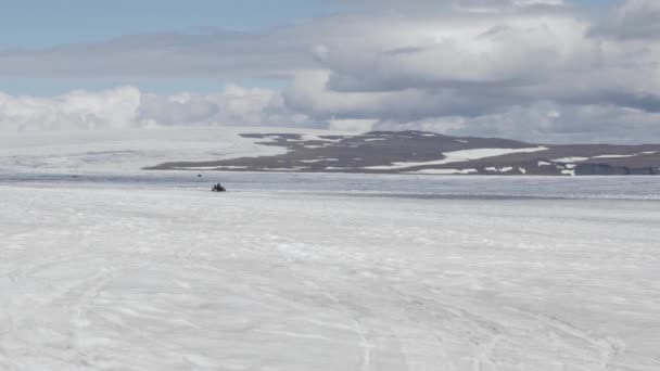 Snöskoteråkning på Islands glaciär — Stockvideo