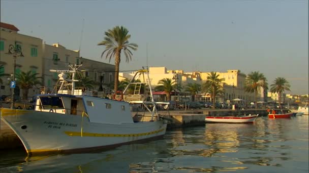 Αργή μετατόπιση στην πολυσύχναστη περιοχή του λιμανιού στη Ματέρα Ιταλία — Αρχείο Βίντεο