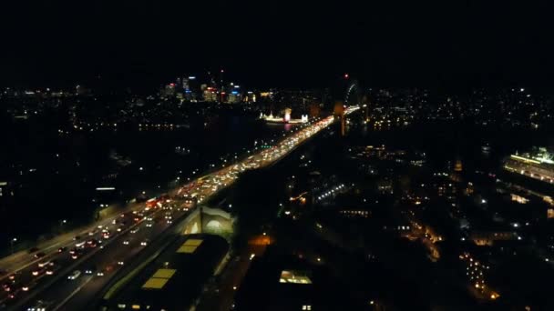 Verkehr auf Hafenbrücke in der Nacht — Stockvideo