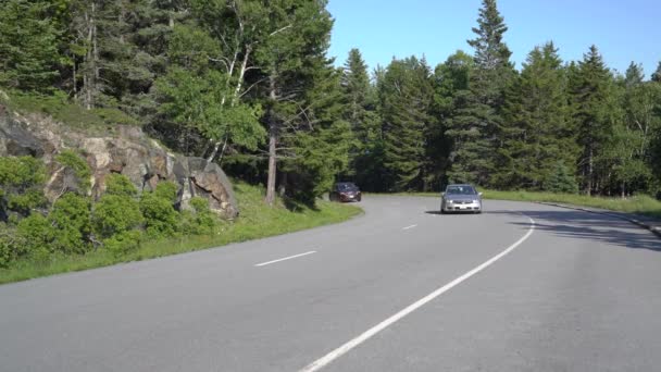 Vista de coches conduciendo alrededor de la esquina de la montaña — Vídeos de Stock