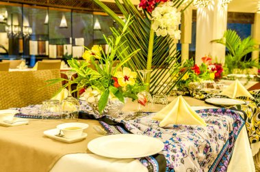 Bir tatil restoranında bir masa kurmak
