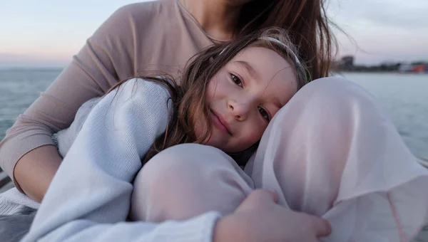 Figlia Abbracciare Madre Contro Mare Concentrarsi Sul Primo Piano — Foto Stock