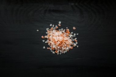 Yakın çekim görüntü üzerinde siyah ahşap arka plan, Himalaya tuz taneleri görünümü yukarıdaki