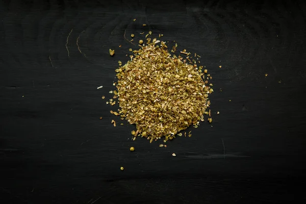 Yakın çekim görüntü üzerinde siyah ahşap arka plan, Kuru kekik görünümü yukarıdaki