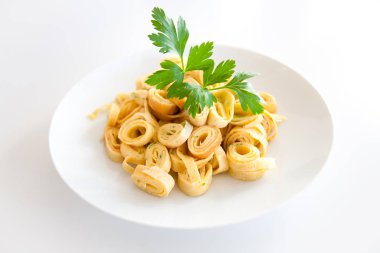 Beyaz bir tabağa izole patates denilen geleneksel Avusturya çorba yemek