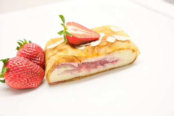 Çilekli turta pudra şekeri closeup bir tablo ile geleneksel parça.