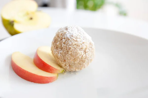 Patates köfte beyaz tabakta fotoğrafı elma dolgunluk ile