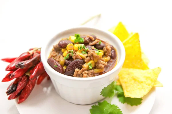 Chili con carne Meksika mutfağı bir beyaz parlak arka plan - geleneksel çanak üzerinde bir kil kase.