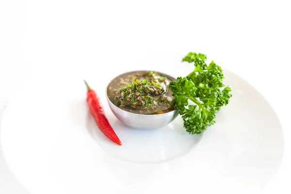 Raw domácí argentinský zelený Chimichurri salsou nebo omáčka izolovaných na bílém pozadí — Stock fotografie