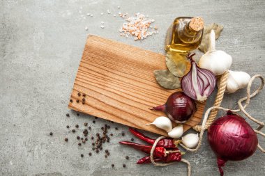 Pişmemiş taze doğranmış Dana etli otlar ve taş arka plan üzerinde eski bir rustik Ahşap mutfak tahtası üzerine. Metin için boş alan ile Üstten Görünüm.