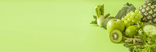 Yeşil smoothie meyve ve sebzeler, lahana yaprağı, limon, elma, kivi, üzüm, muz, avokado, marul ananas salat. Uzay kopyalayın. RAW, vegan, vejetaryen, alkalin gıda kavramı.