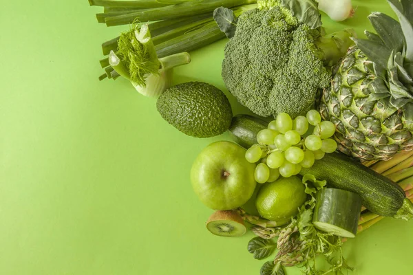 Yeşil smoothie meyve ve sebzeler, lahana yaprağı, limon, elma, kivi, üzüm, muz, avokado, marul ananas salat. Uzay kopyalayın. RAW, vegan, vejetaryen, alkalin gıda kavramı.