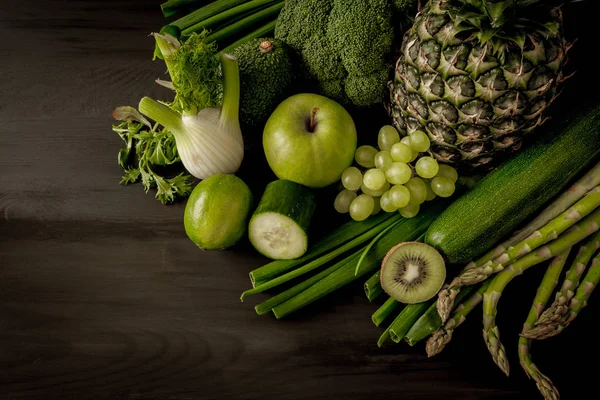 Зеленые фрукты и овощи, листья капусты, лайм, яблоко, киви, виноград, банан, авокадо, салат с ананасом. Принято. Сырая, веганская, вегетарианская, щелочная концепция питания . — стоковое фото