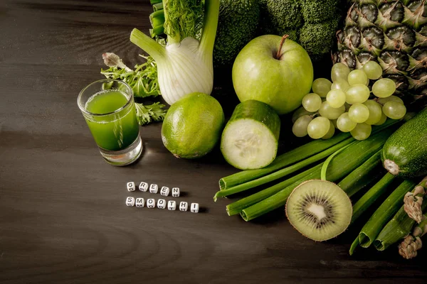 Grön hälsa smoothie frukter och grönsaker, grönkål blad, lime, äpple, kiwi, vindruvor, banan, avokado, sallad ananas salat. Kopiera utrymme. RAW, vegan, Vegetariskt, alkaliskt matkoncept. — Stockfoto