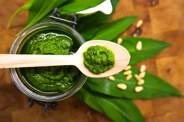 Ramson, yabani sarımsak ve sosu pesto ahşap bir masa üzerinde