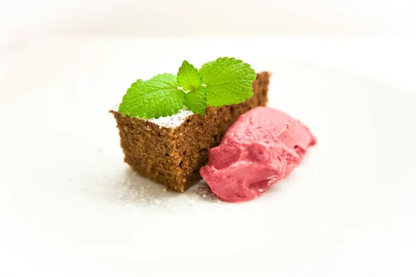 Beyaz arka plan üzerinde yaban mersini dondurma ile çikolatalı kek