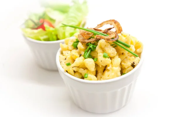 kavrulmuş soğan ve maydanoz beyaz plaka üzerinde beyaz bir kasede peynir biftek