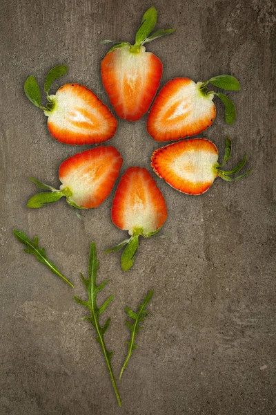 Kreatív virág, készült vágott alulról eper világít egy kő háttér élelmiszer koncepció — Stock Fotó