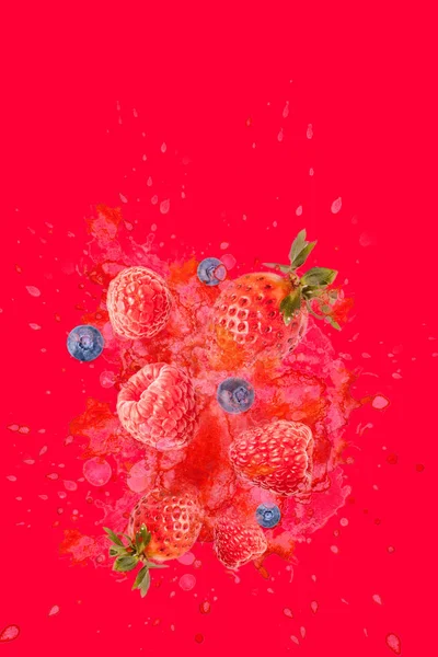 Ustaca ve sevgiyle Fotomontaj ahududu, böğürtlen, çilek ve su sıçramalarına arka planda tasarlanmış