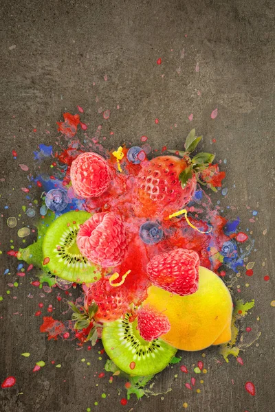 Explosion de fruits conçue avec art et amour avec des framboises, mûres, fraises, kiwis, éclaboussures de citron et d'eau en arrière-plan — Photo