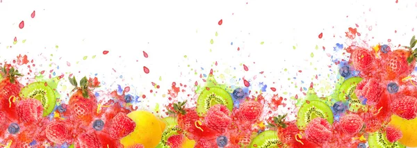 Arka planda ustaca ve sevgiyle tasarlanmış meyve patlama afiş ahududu, böğürtlen, çilek, kivi, limon ve su sıçramalarına