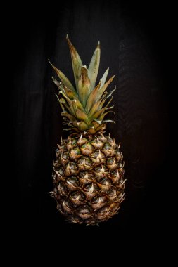 Siyah ahşap arka plan üzerinde ananas tropikal meyve izole ananas