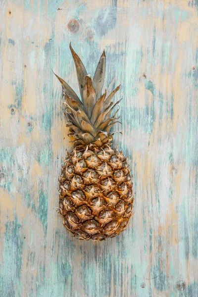 Piña aislada sobre fondo de madera azul, ananas frutas tropicales —  Fotos de Stock