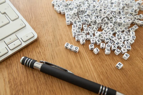 Küp şekli beyaz bloklar ahşap iş tablo üzerinde yazılı kelime güven