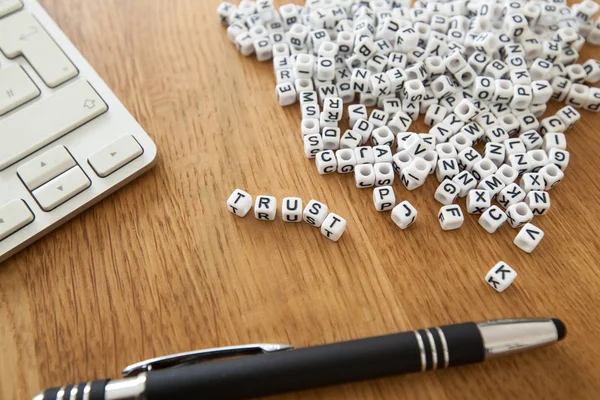 Küp şekli beyaz bloklar ahşap iş tablo üzerinde yazılı kelime güven