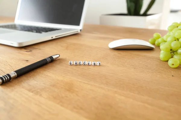 Küp şekli beyaz bloklar ahşap Busine üzerinde yazılı başarı kelime