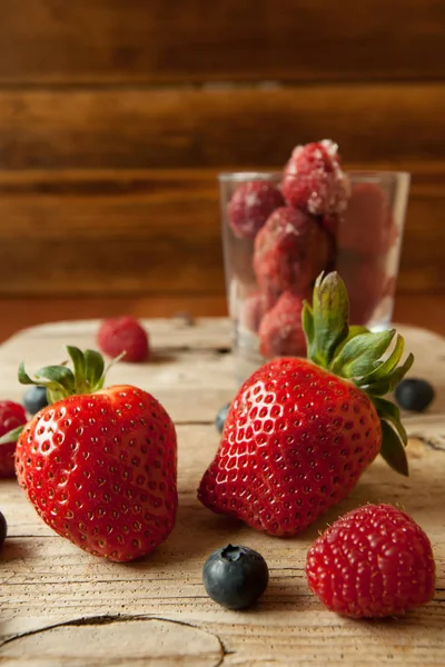 Strawberrys Blueberrys és Strawberrys, a fa háttér Műterem lövés — Stock Fotó