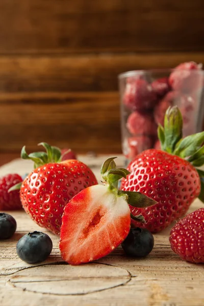 Strawberrys Blueberrys és Strawberrys, a fa háttér Műterem lövés — Stock Fotó