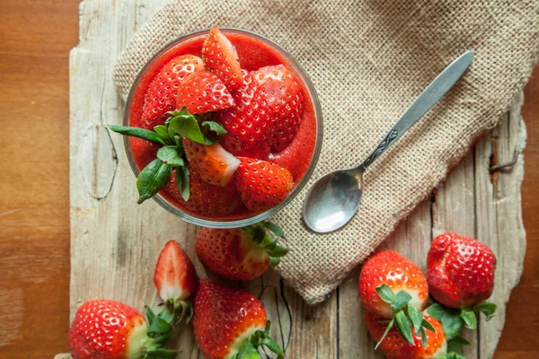 Düşük Carb çilek ve chia pudingler bir cam, ahşap arka plan