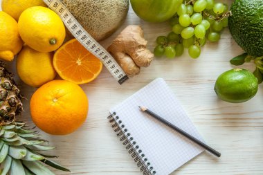 Düz yatıyordu kompozisyon withmeasuring bant, sağlıklı sebze ve meyve ahşap arka plan üzerinde. Kilo Verme Diyet