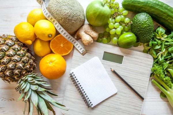 Flat lay composition with scales, healthy vegetables and fruit on wooden background. Weight loss diet — Stock Photo, Image