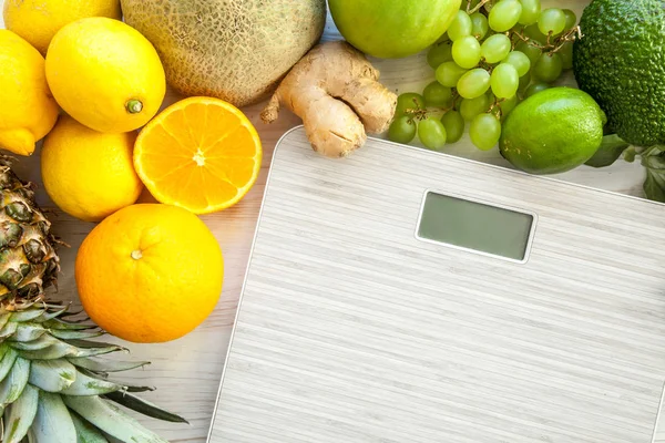 Lägenheten låg sammansättning med skalor, friska grönsaker och frukt på trä bakgrund. Viktminskning diet — Stockfoto