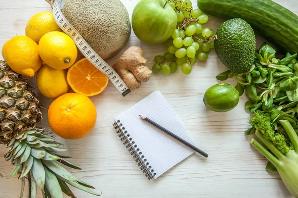 Bant, sağlıklı sebze ve meyve ahşap arka plan üzerinde ölçüm ile düz yatıyordu kompozisyon. Kilo Verme Diyet