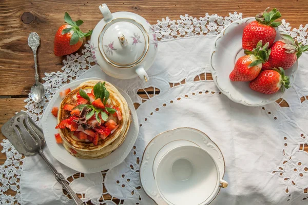 Vintage bir tabloda çilekli çikolatalı krep