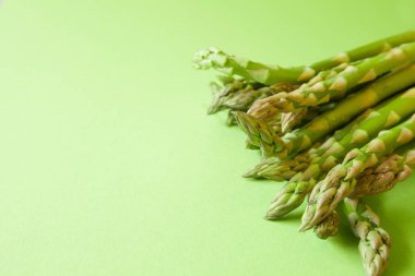 Kopya alanı yeşil zemin üzerine taze yeşil kuşkonmaz.