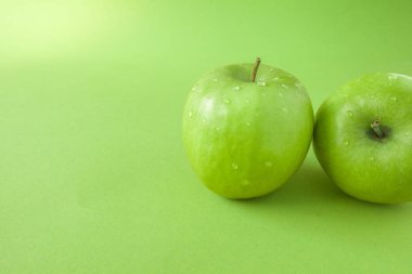 Mükemmel taze yeşil elma izole su yeşil zemin üzerine damla tam derinliği alan içinde