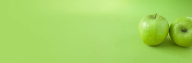 Mükemmel taze yeşil elma izole wate yeşil zemin üzerine