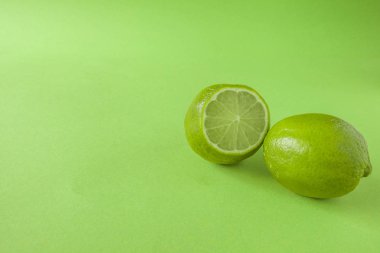 Mükemmel taze yeşil limon meyve Isolated yeşil arka plan tam derinliği, alan üzerinde