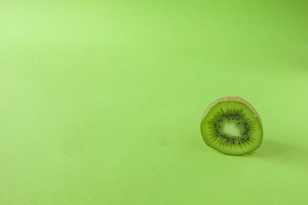 Mükemmel taze yeşil kivi Isolated yeşil arka plan tam derinliği, alan üzerinde